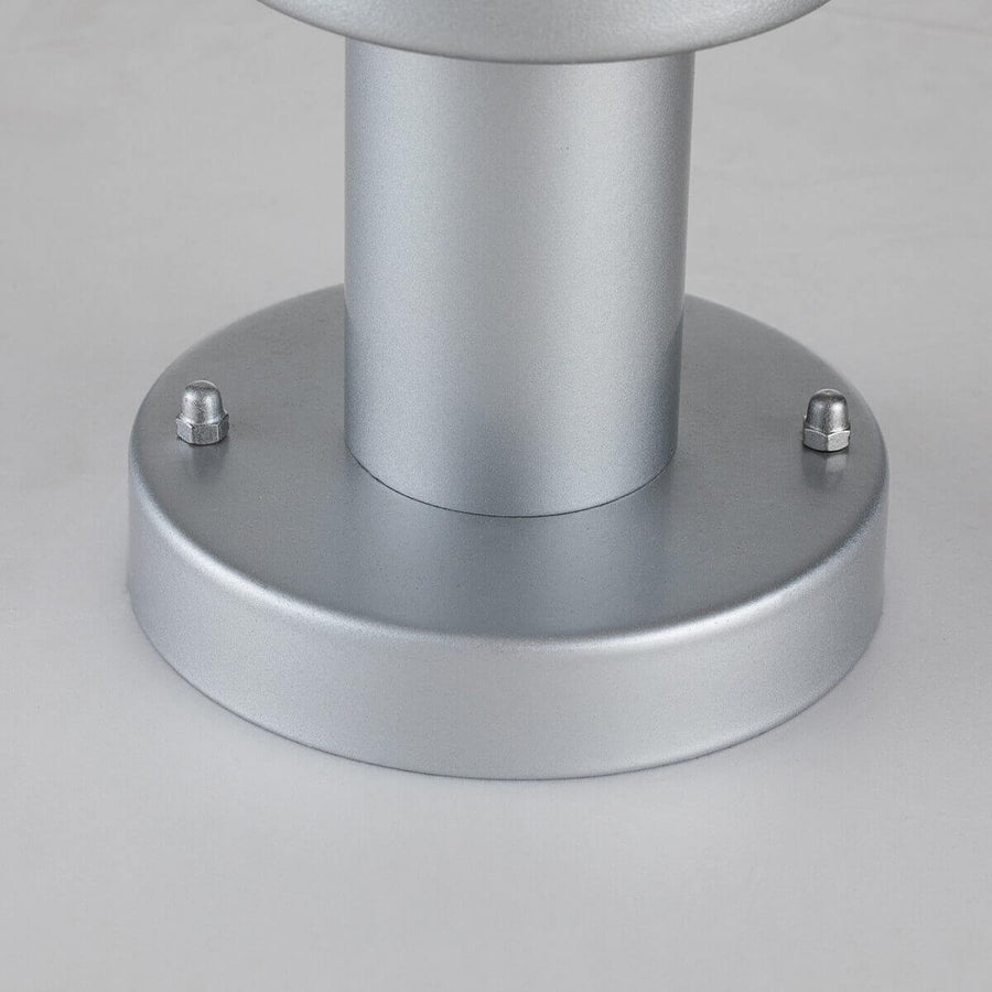 Détail du socle circulaire argenté avec deux vis de fixation apparentes.