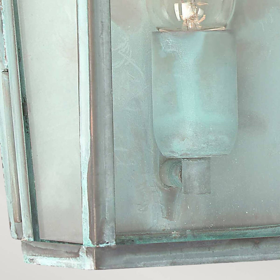 Détail de l'angle inférieur montrant les soudures, le verre et la patine verte