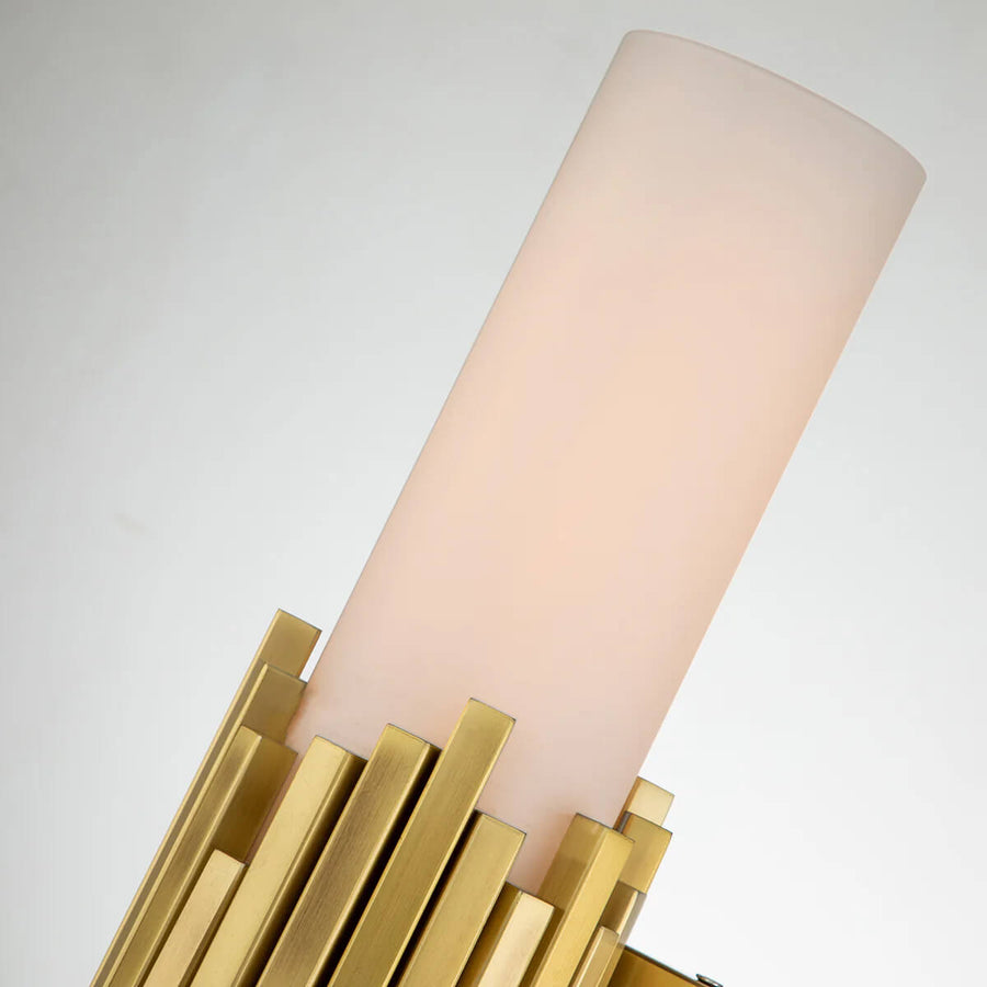 Vue en biais du tube de verre opalin et de la fixation murale dorée