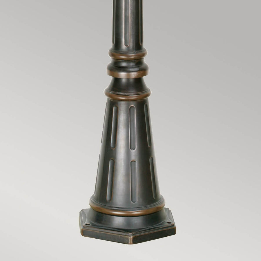 Détail de la base trapézoïdale cannelée avec socle carré et trous de fixation