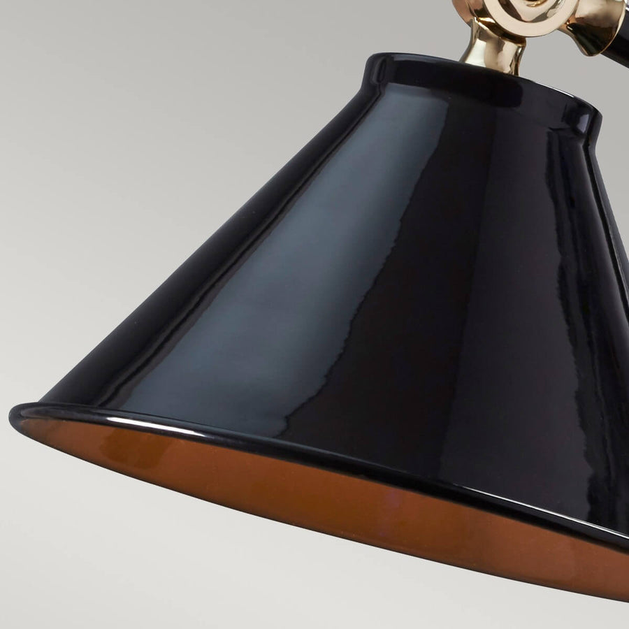 Gros plan sur l'abat-jour noir brillant, intérieur laiton cuivré et reflets