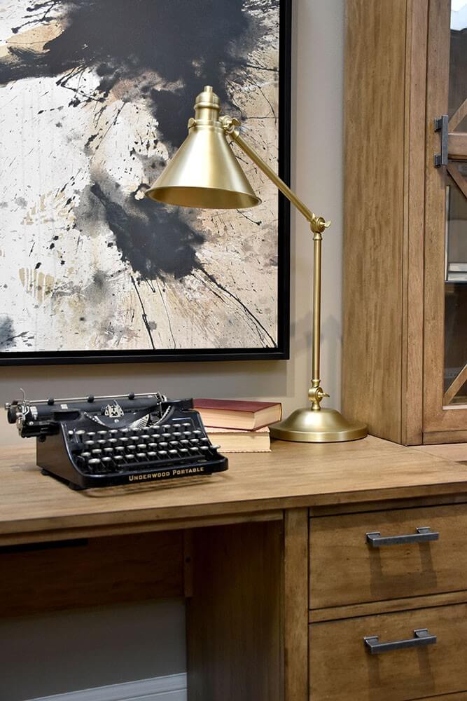 Mise en ambiance sur un bureau en bois avec machine à écrire ancienne