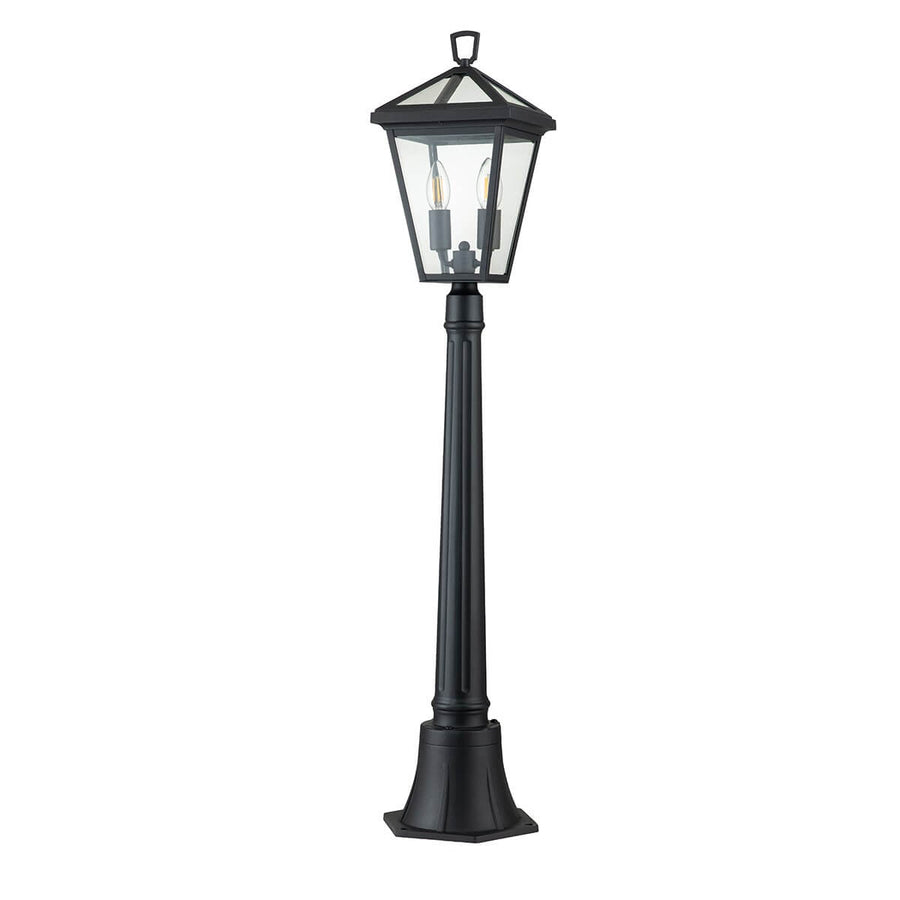 Vue d'ensemble du lampadaire installé, lanterne noire et verre transparent sur pied haut.