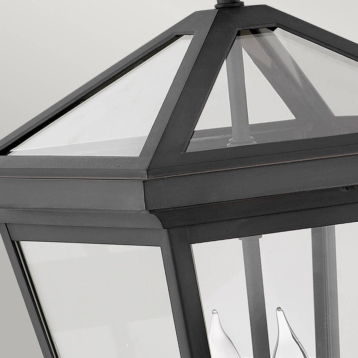 Détail du toit pyramidal en verre transparent et cadre métallique noir