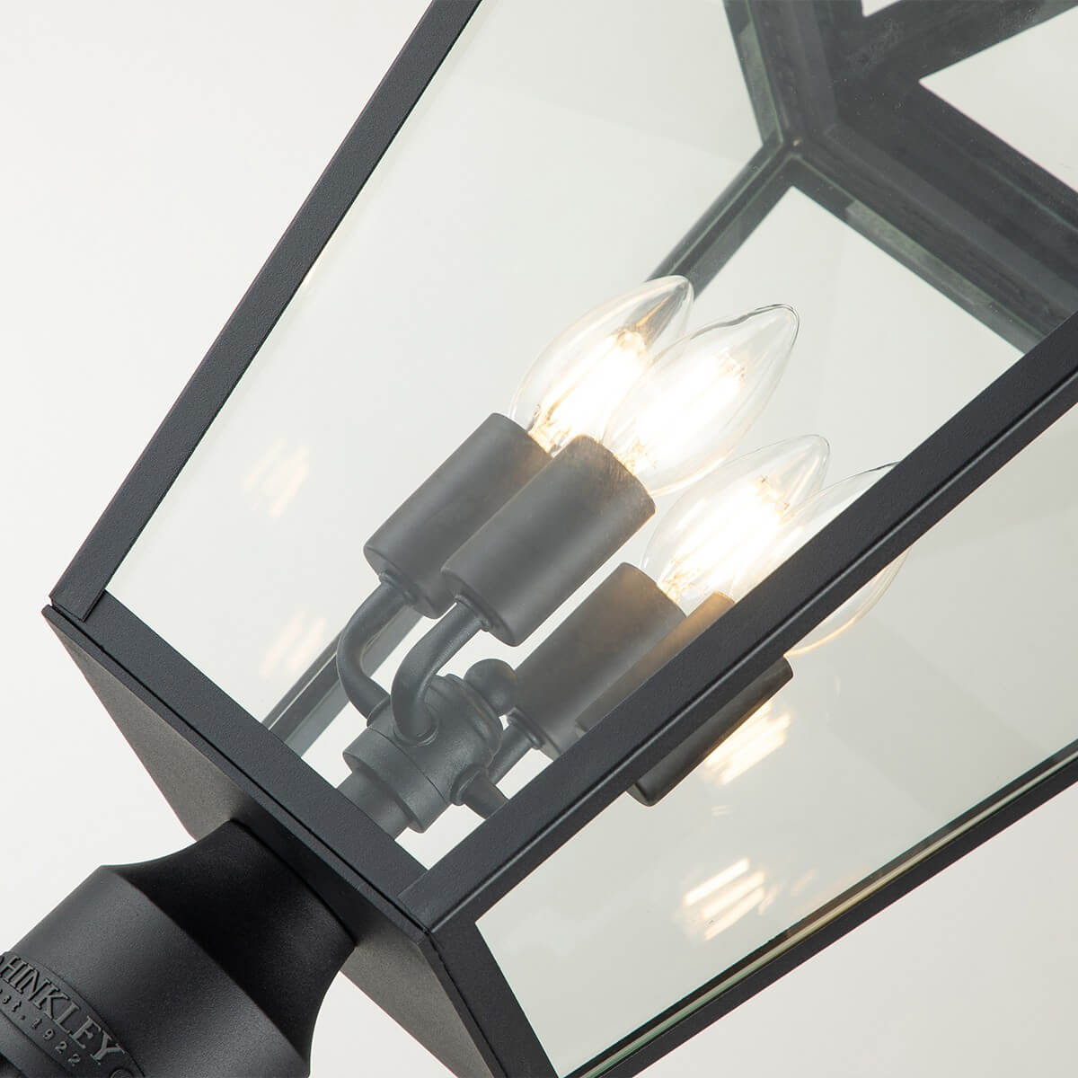 Vue rapprochée de l'intérieur de la lanterne avec quatre ampoules allumées en verre clair.
