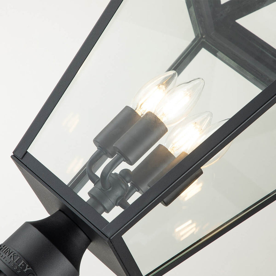 Vue rapprochée de l'intérieur de la lanterne avec quatre ampoules allumées en verre clair.