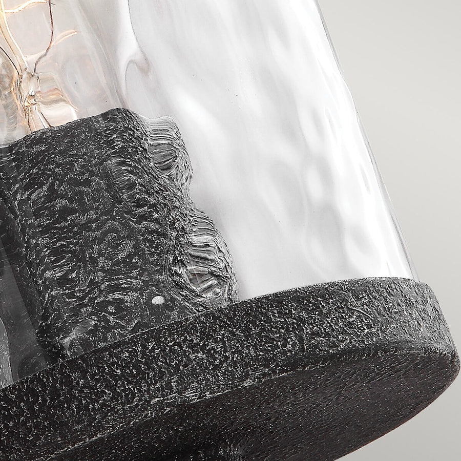 Détail du verre martelé laissant apparaître l'ampoule allumée
