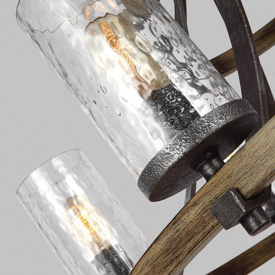 Gros plan sur un cylindre de verre martelé et sa coupelle métallique boulonnée