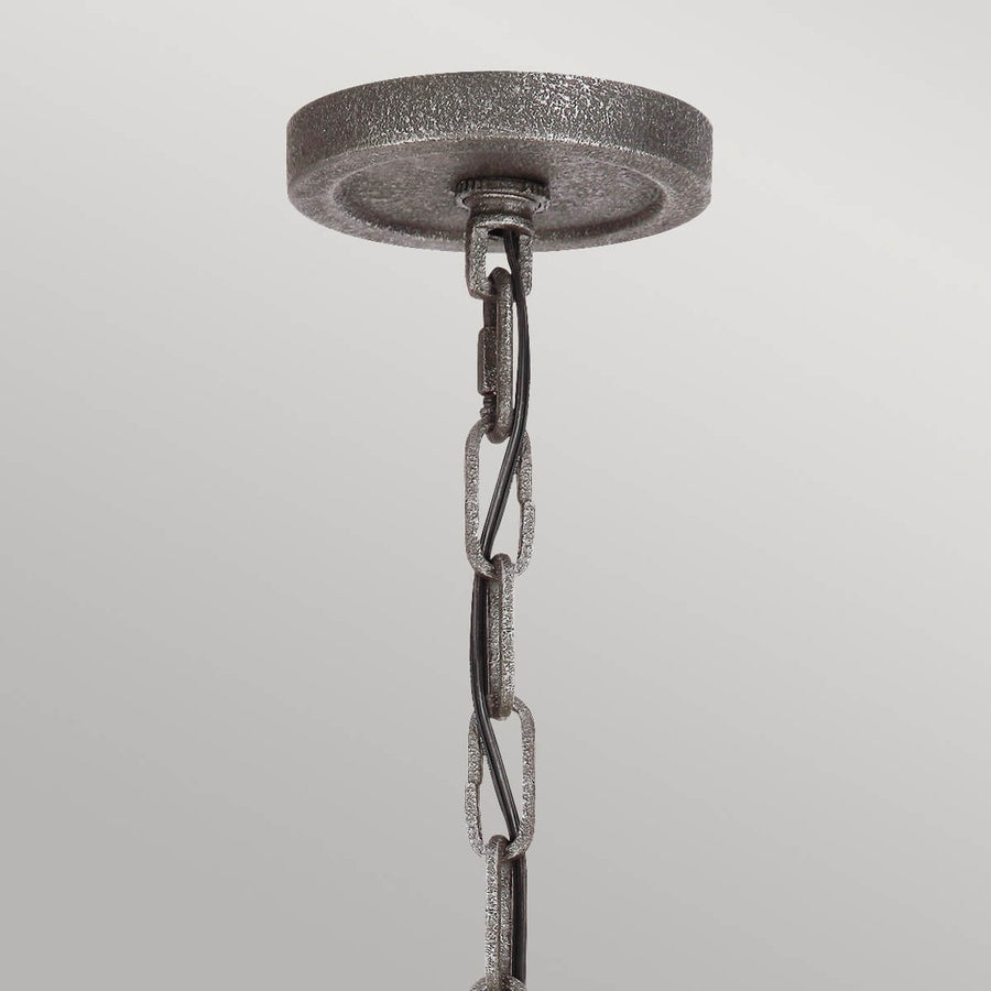 Détail du pavillon de fixation au plafond et de la chaîne métallique de suspension