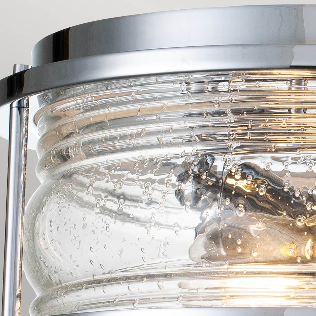 Zoom sur le verre strié laissant voir les ampoules allumées à l'intérieur