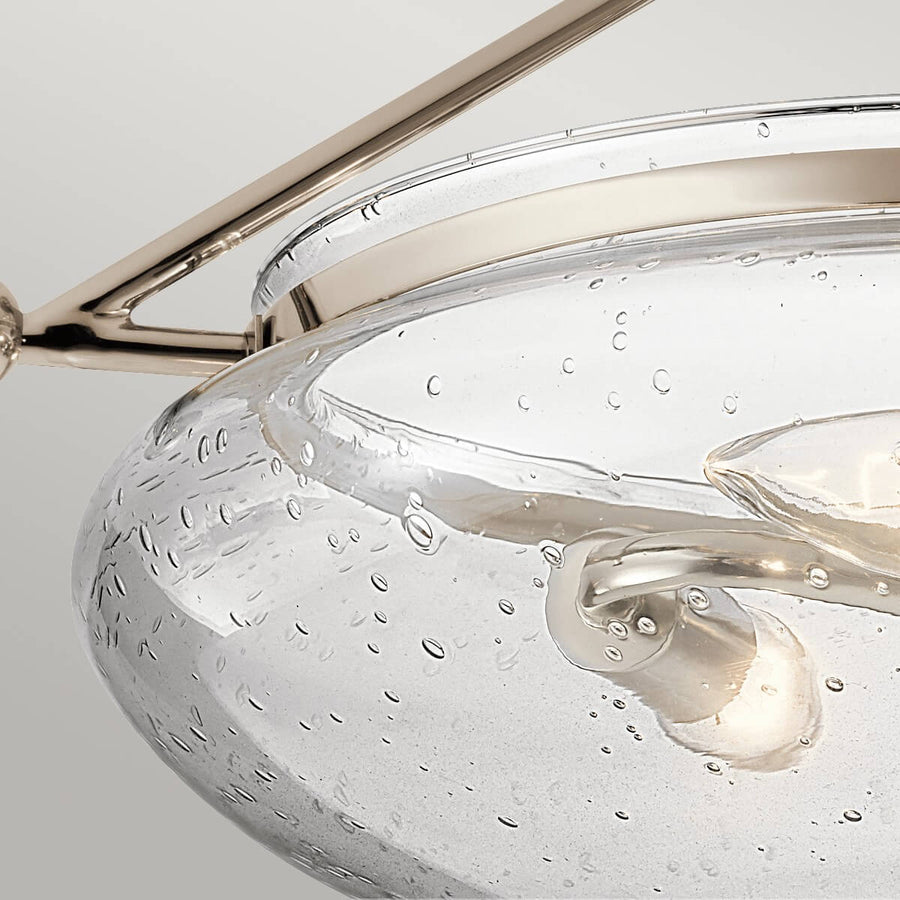Détail rapproché du verre bullé transparent et du cercle en nickel poli