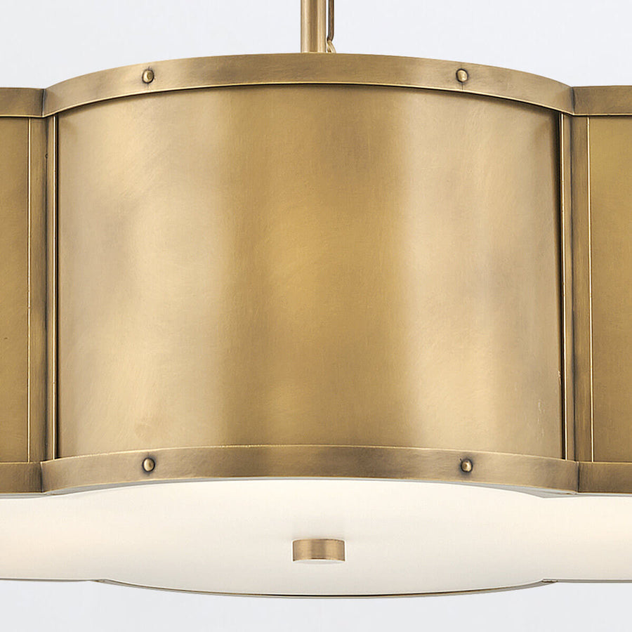 Détail des rivets du bandeau en laiton et du diffuseur blanc avec fixation centrale.
