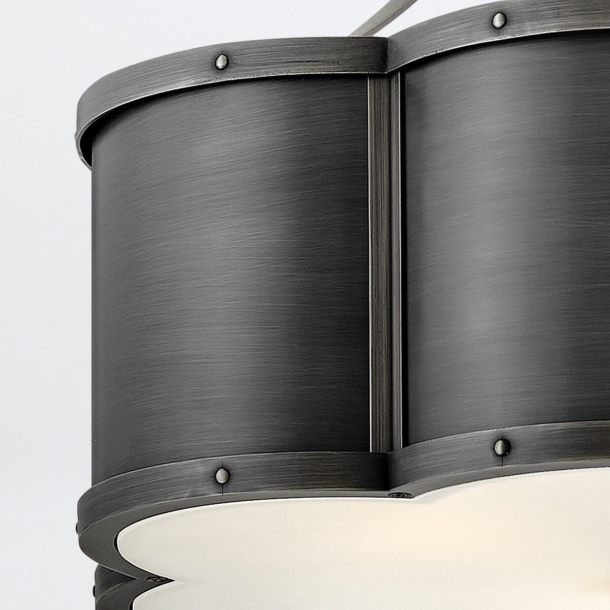 Gros plan sur les segments cylindriques et les rivets du cerclage