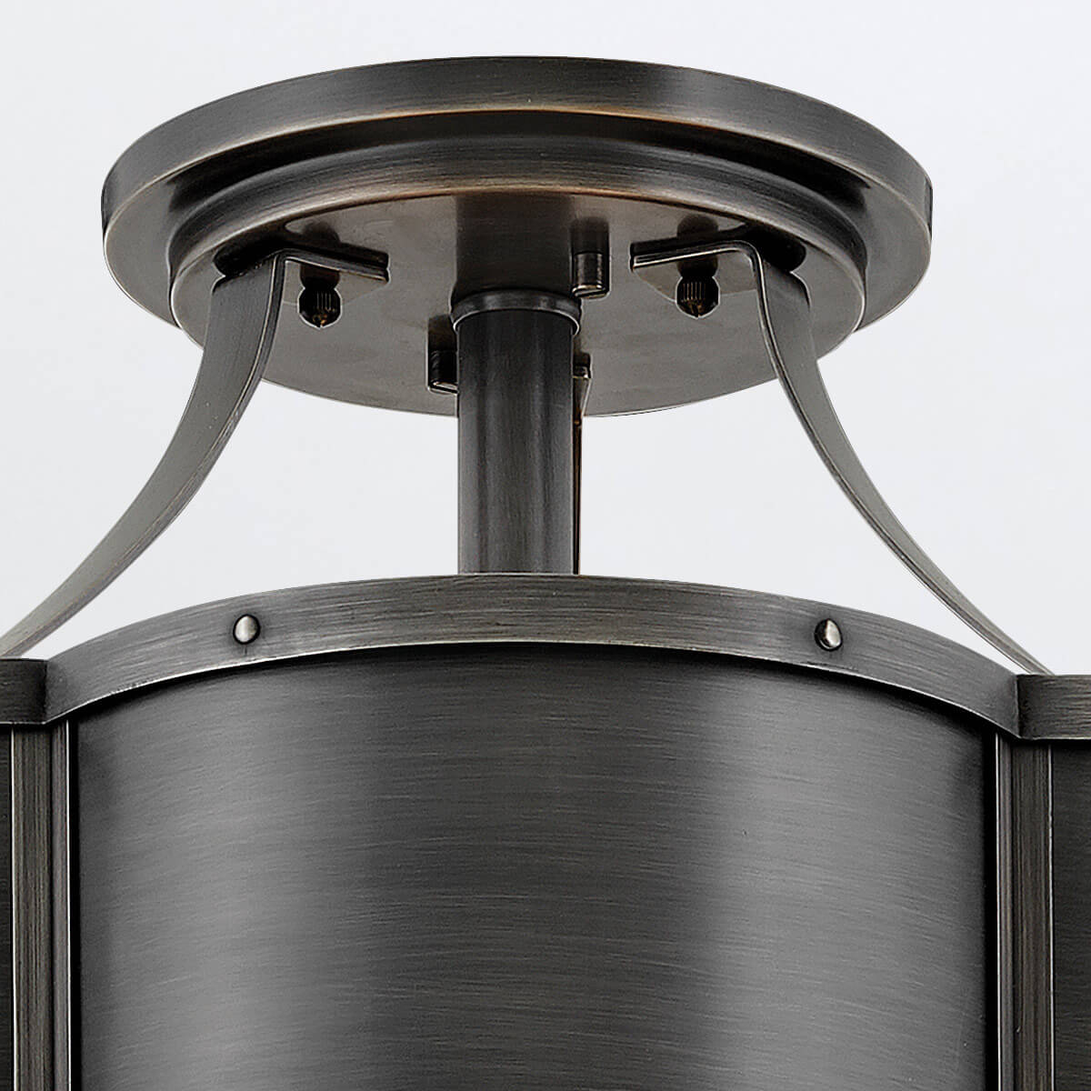 Vue rapprochée de la platine de fixation et des bras cintrés