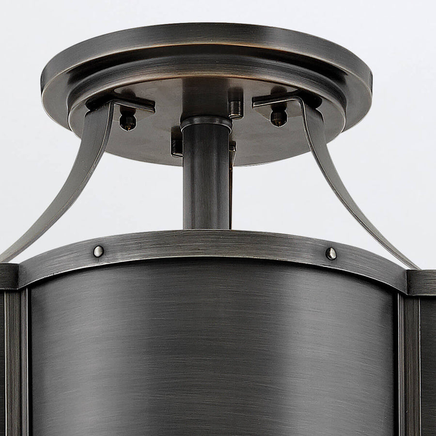 Vue rapprochée de la platine de fixation et des bras cintrés