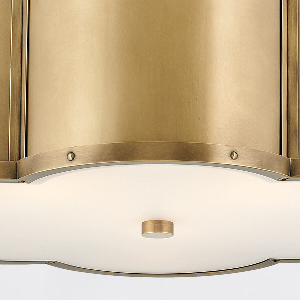 Détail du bas du diffuseur : verre blanc tenu par une bague laiton et rivets