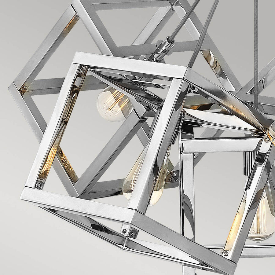 Vue rapprochée de l'intérieur des cubes métalliques chromés et des ampoules