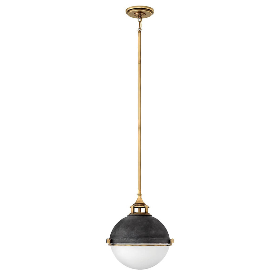 Vue de face de la suspension complète, tige en laiton et globe en verre blanc