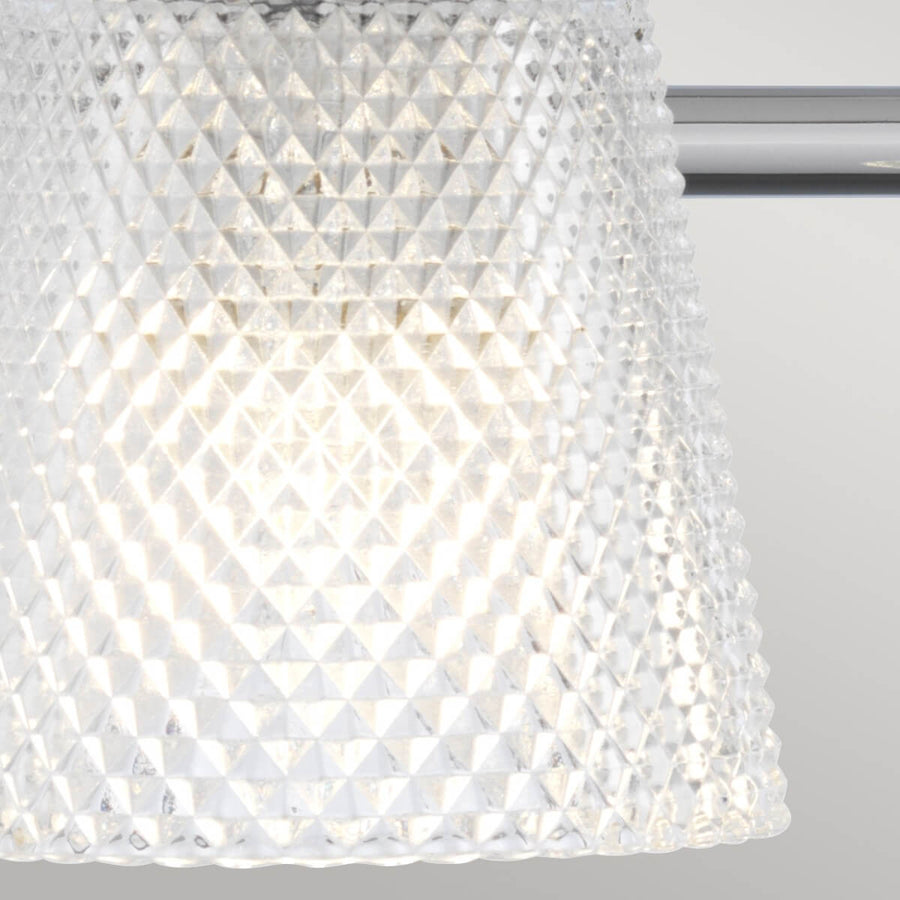 Zoom sur un abat-jour allumé, motif losange en verre transparent