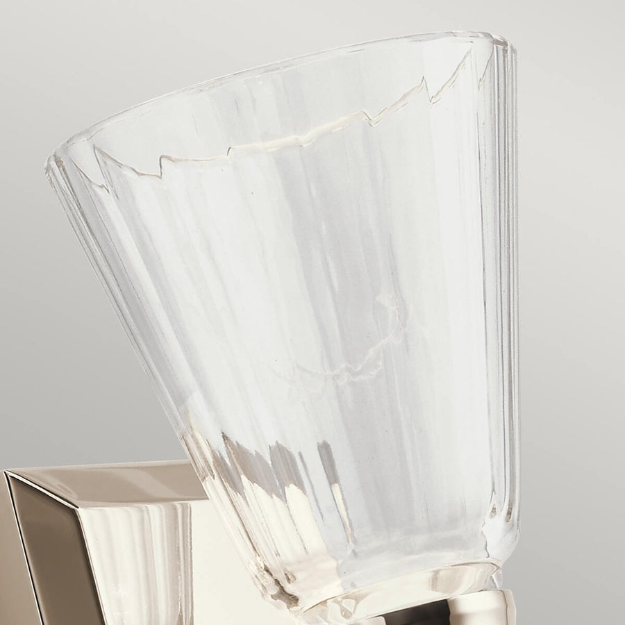 Détail du verre transparent, bord supérieur dentelé et facettes taillées