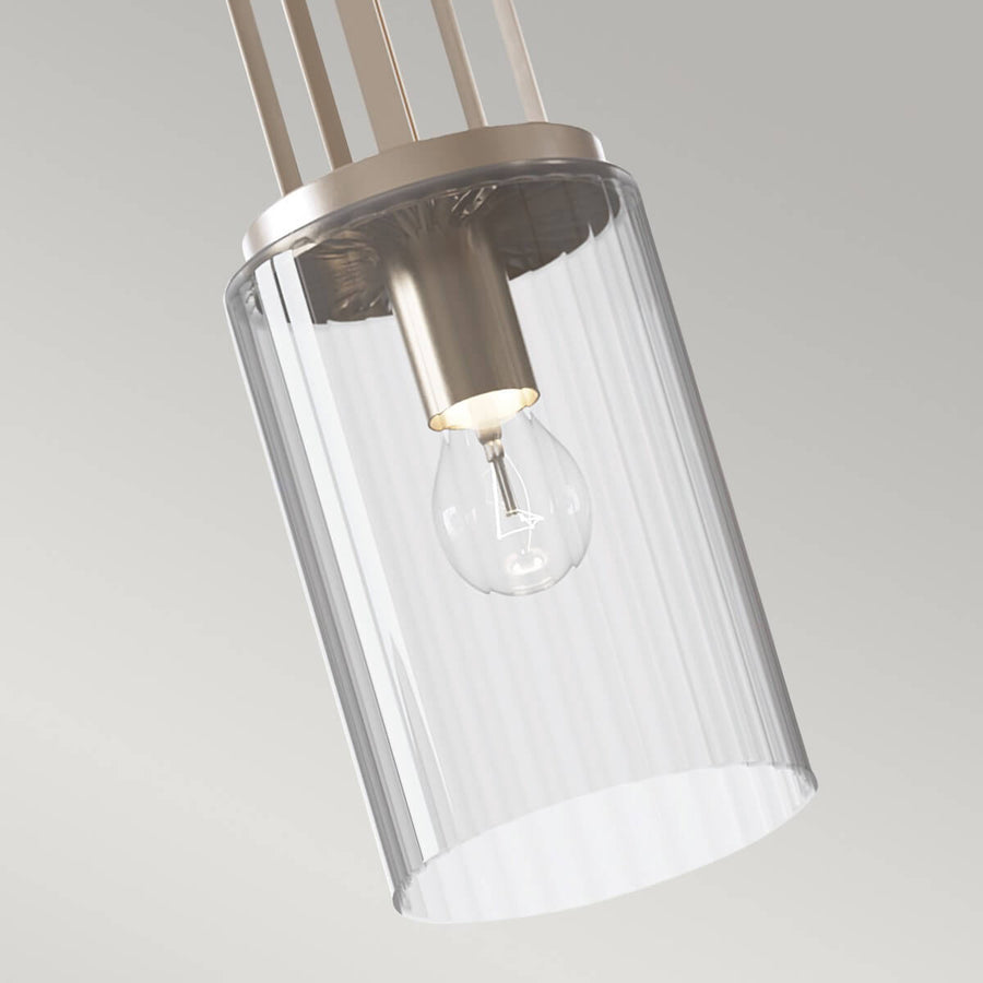 Gros plan sur l'abat-jour en verre strié transparent et l'ampoule à l'intérieur.