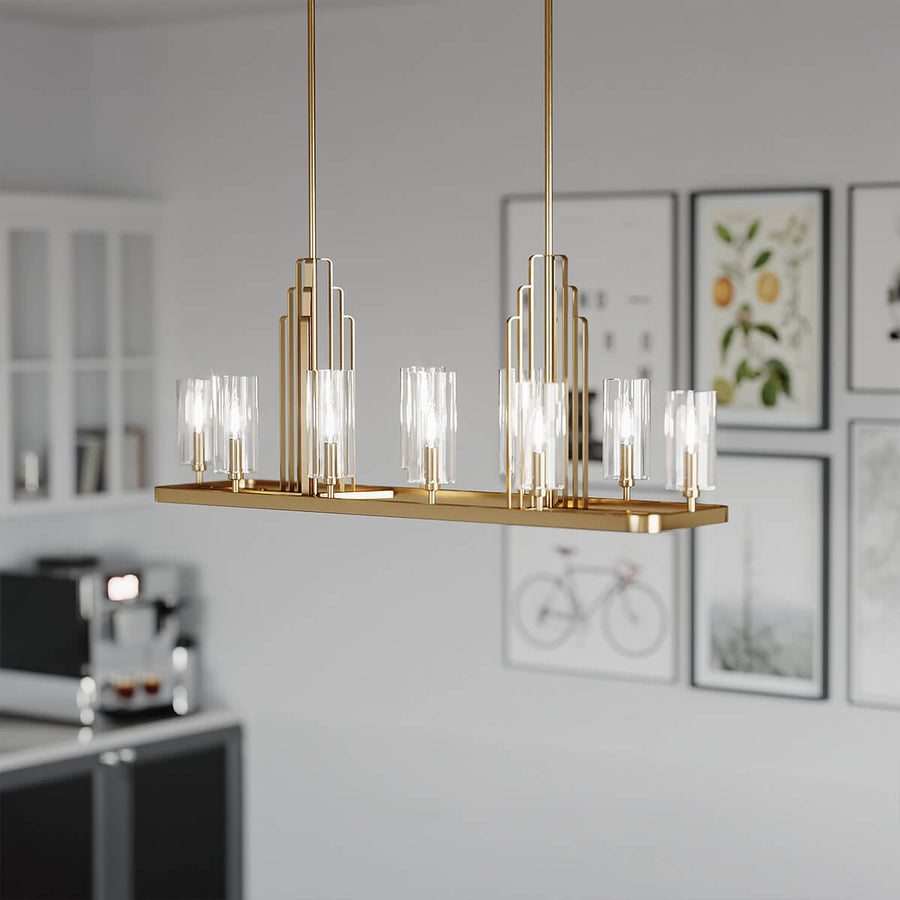 Lustre suspendu au-dessus d'un plan de travail dans une cuisine lumineuse, arrière-plan flou avec décoration.