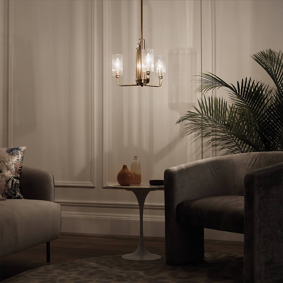 Mise en ambiance nocturne dans un salon avec fauteuils, table basse et plante