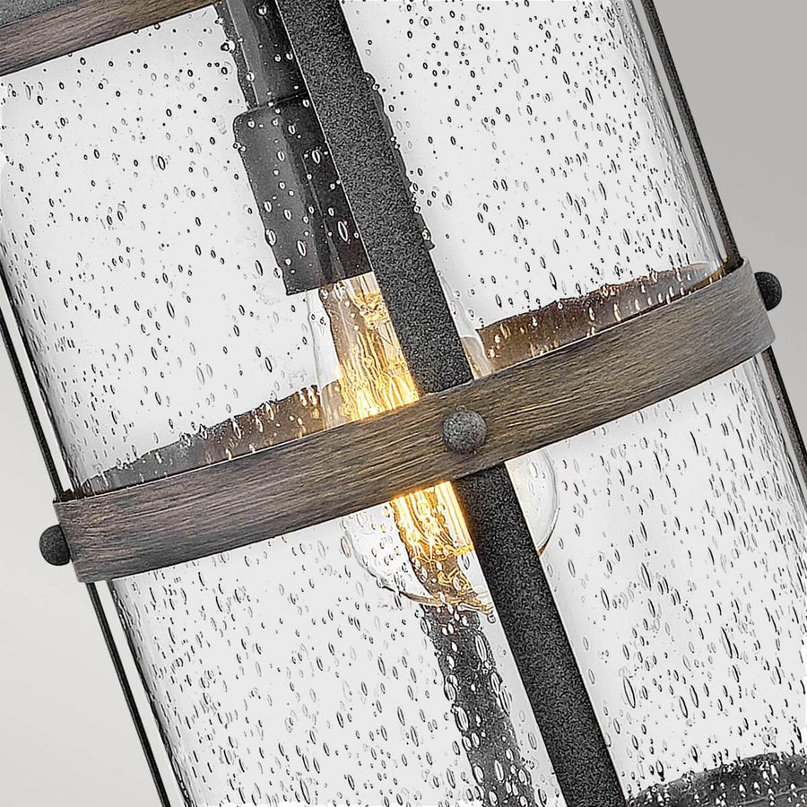 Gros plan sur le verre moucheté traversé par la lumière chaude de l'ampoule