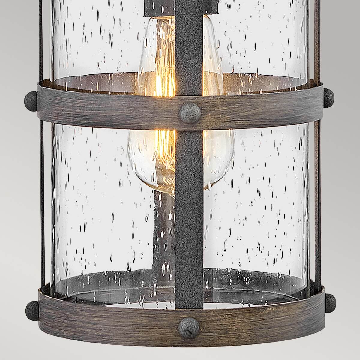 Détail du bas du luminaire, bague en bois et pastilles décoratives