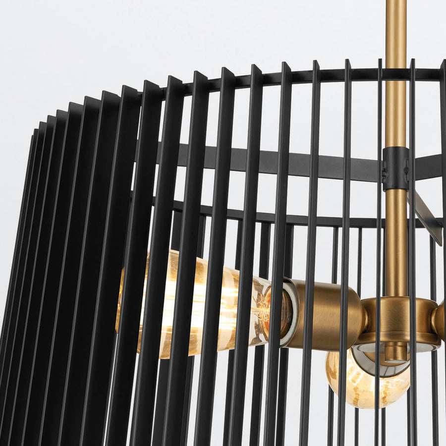 Gros plan sur les tiges noires et l'ampoule dorée allumée à l'intérieur