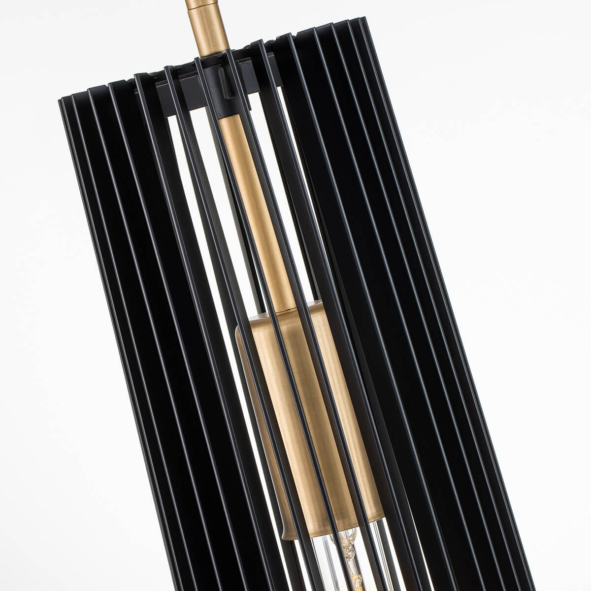 Gros plan sur la douille en laiton entre les lamelles noires verticales