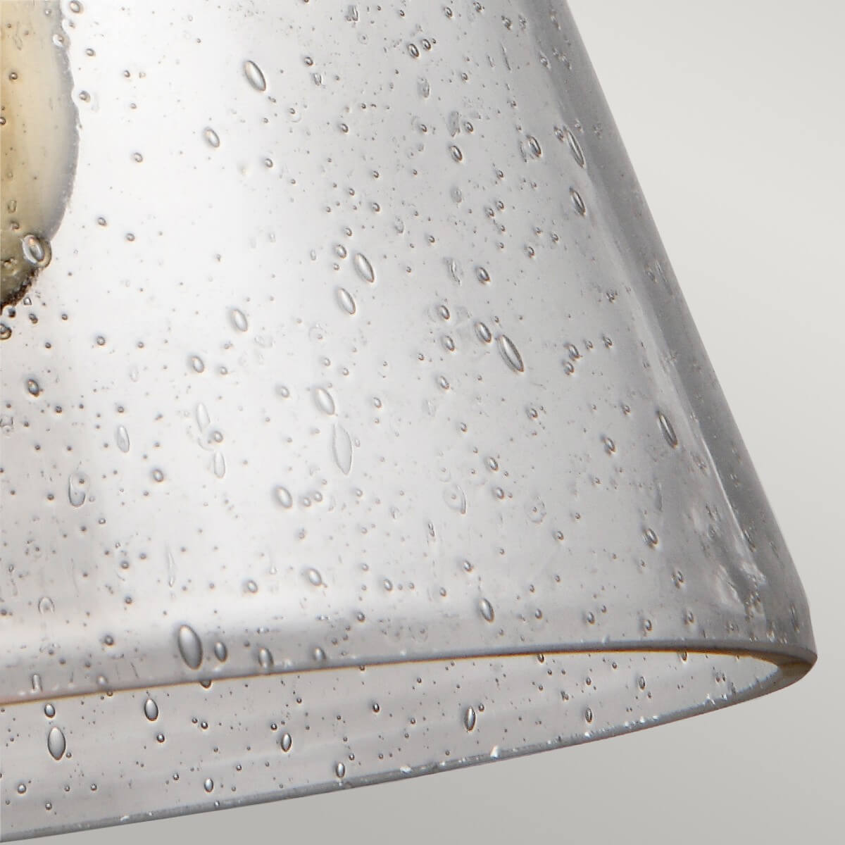 Détail de la jupe en verre clair moucheté de fines bulles d'air