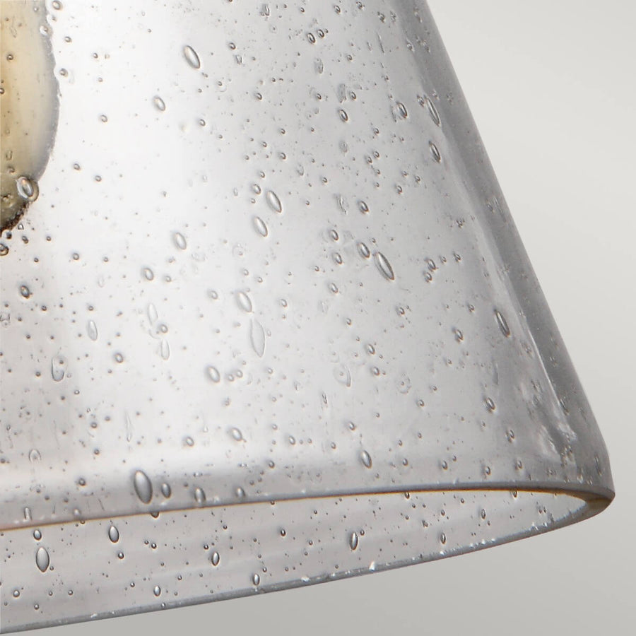 Détail de la jupe en verre clair moucheté de fines bulles d'air