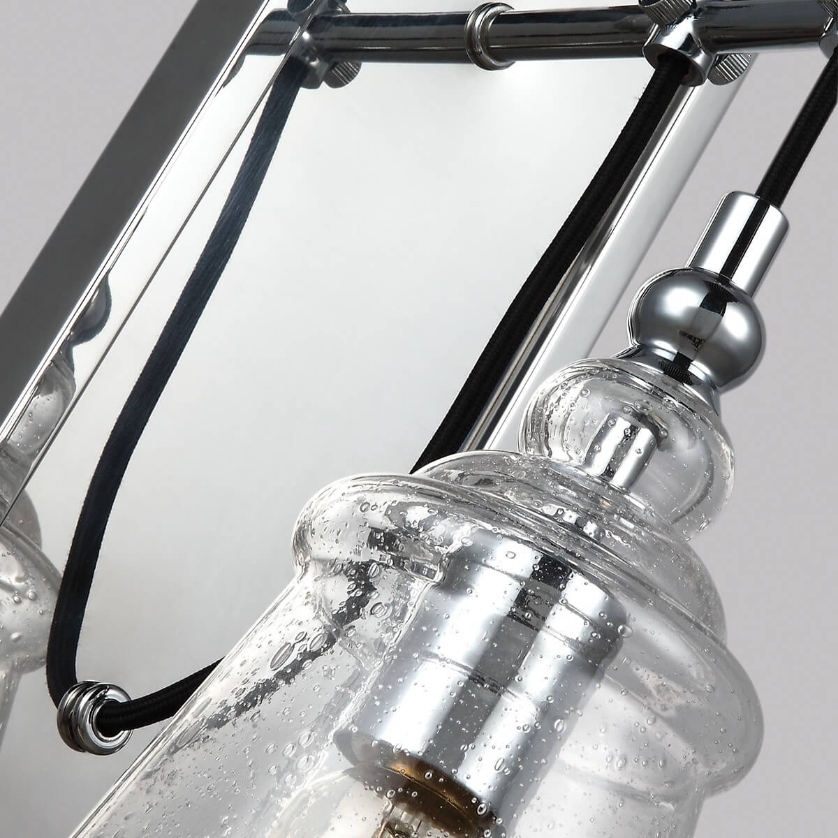 Détail du raccord sphérique chromé et du verre bullé de l'abat-jour