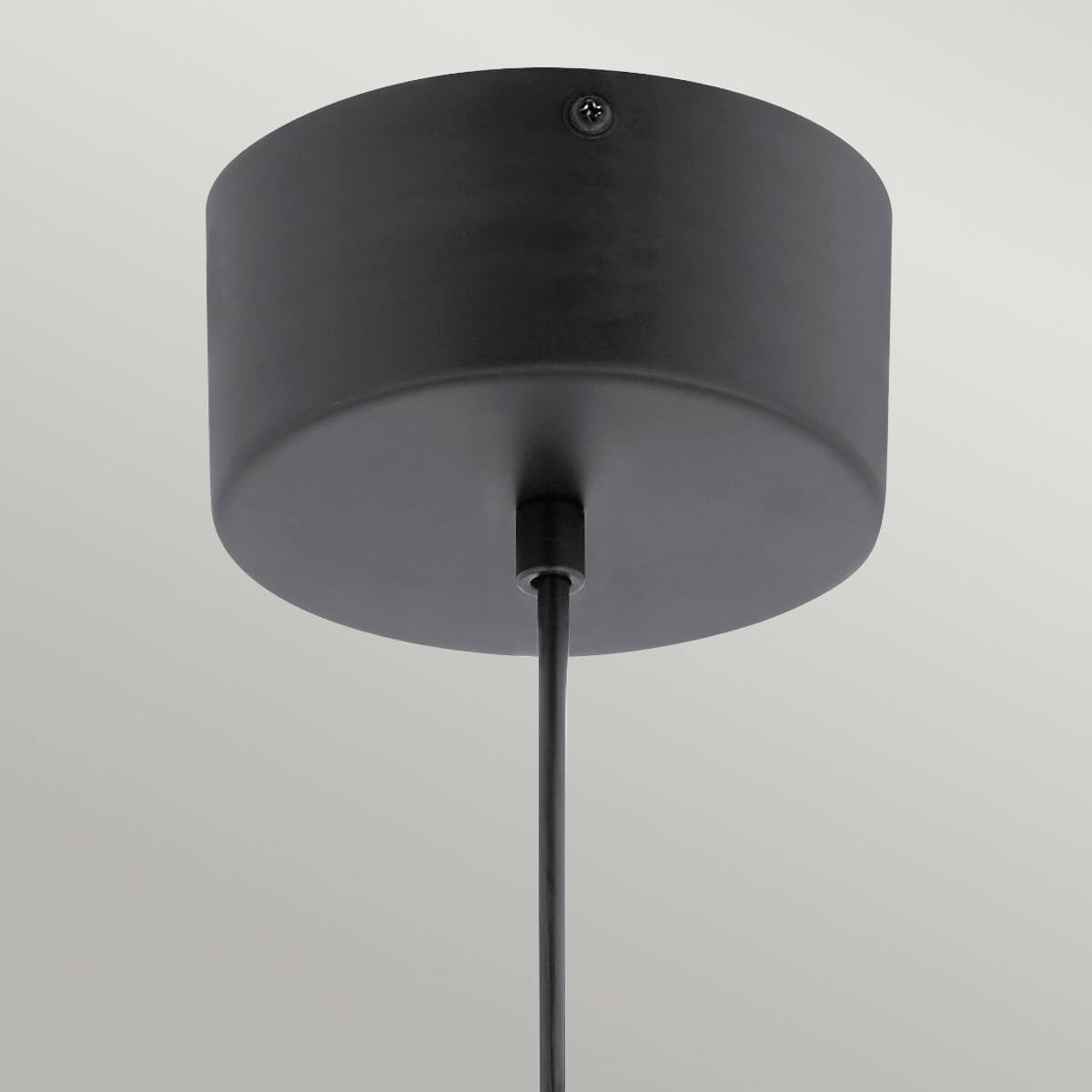 Détail de la rosace cylindrique noire mate et de son câble