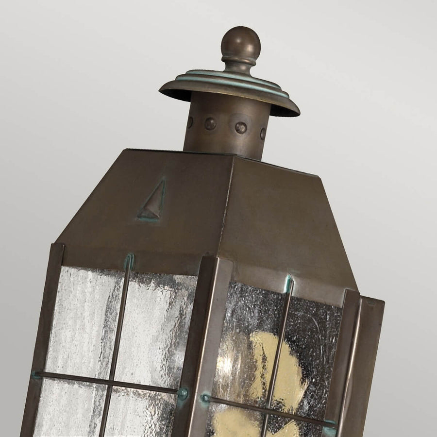 Détail du sommet : chapeau à rivets, toit pentu et patine vert-de-gris