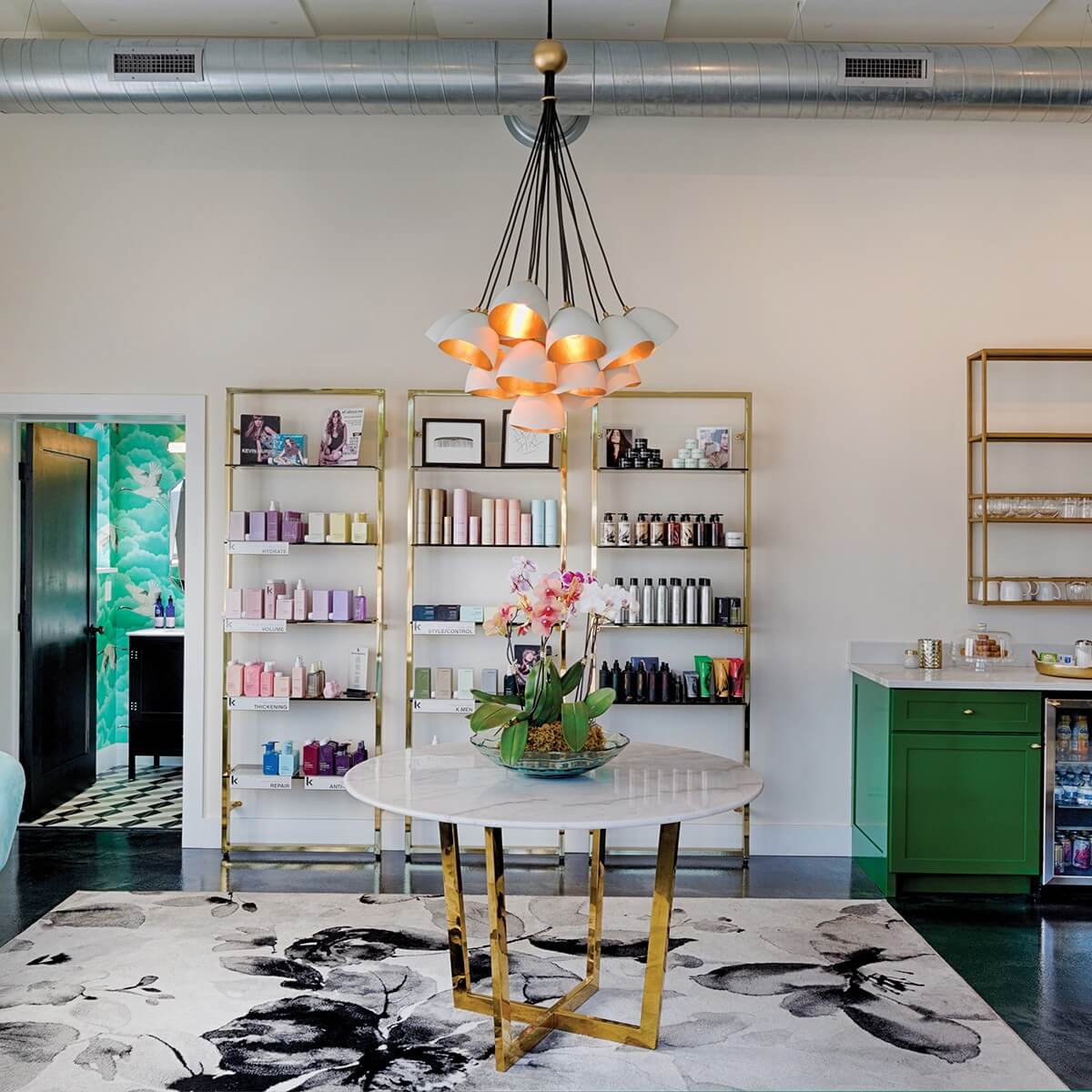 Suspension allumée au-dessus d'une table ronde dans un salon de coiffure
