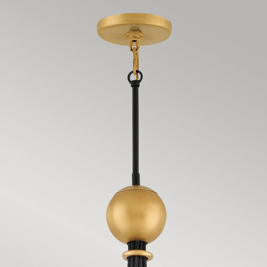Détail du pavillon doré, de la boule laiton et de la tige noire fixée au plafond