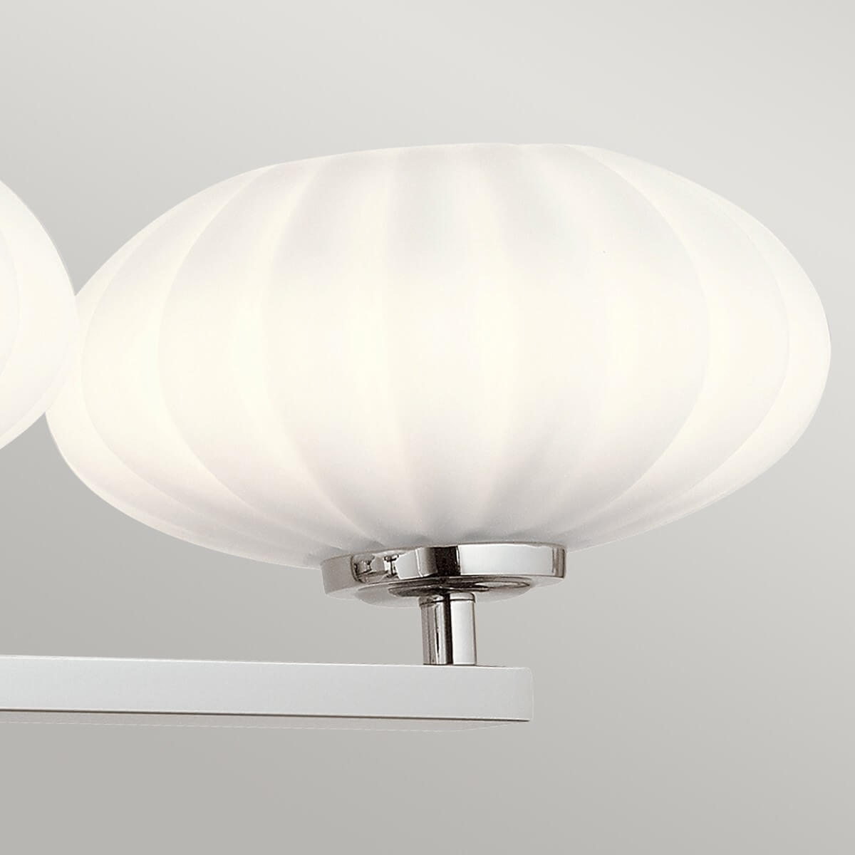Détail du culot chromé et du verre strié d'un diffuseur opalin