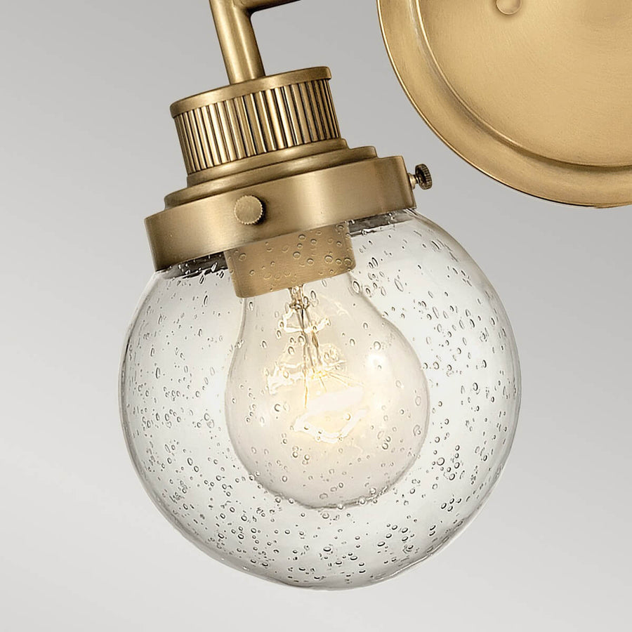 Plan serré du globe en verre moucheté avec ampoule Edison allumée à l'intérieur