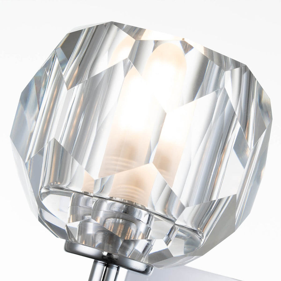 Gros plan sur la sphère de cristal taillée à facettes et l'ampoule interne