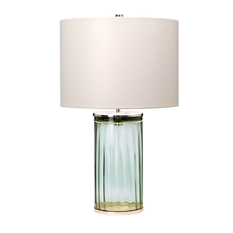 Vue d'ensemble de la lampe à poser avec base cylindrique en verre vert et abat-jour blanc.