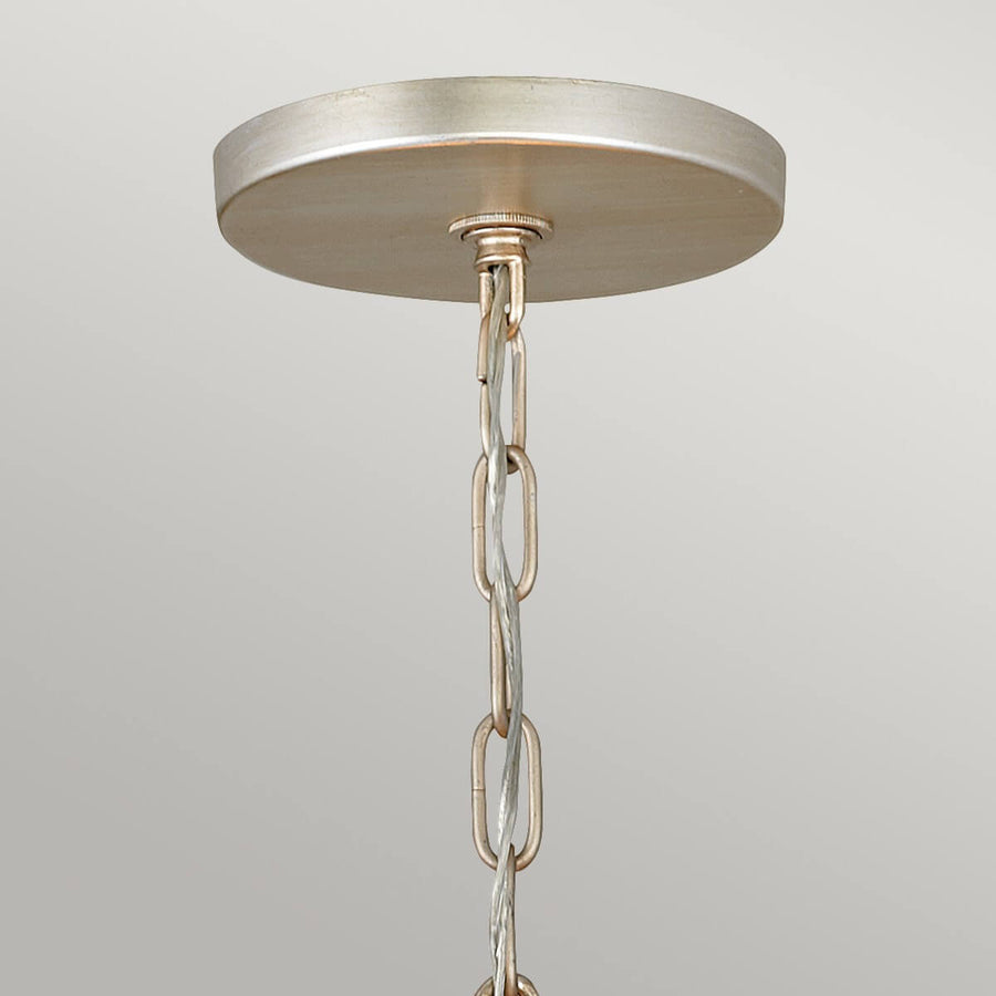 Détail du pavillon rond en métal brossé et de la chaîne de fixation