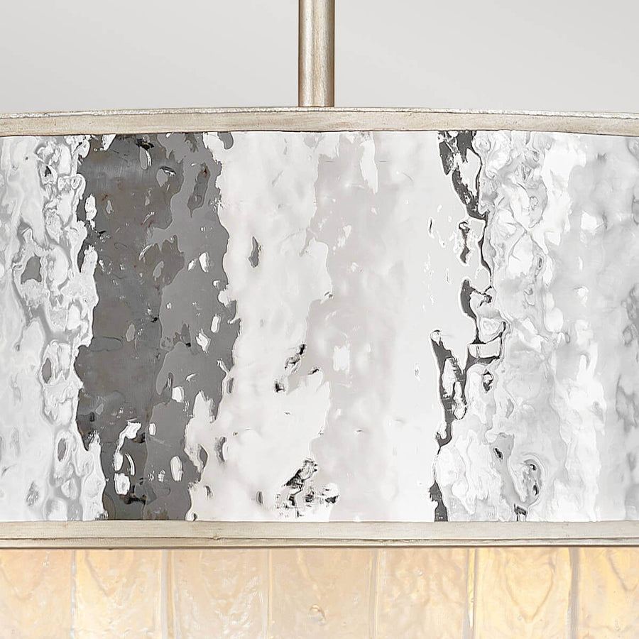 Zoom sur la texture ondulée du verre miroir aux reflets argentés
