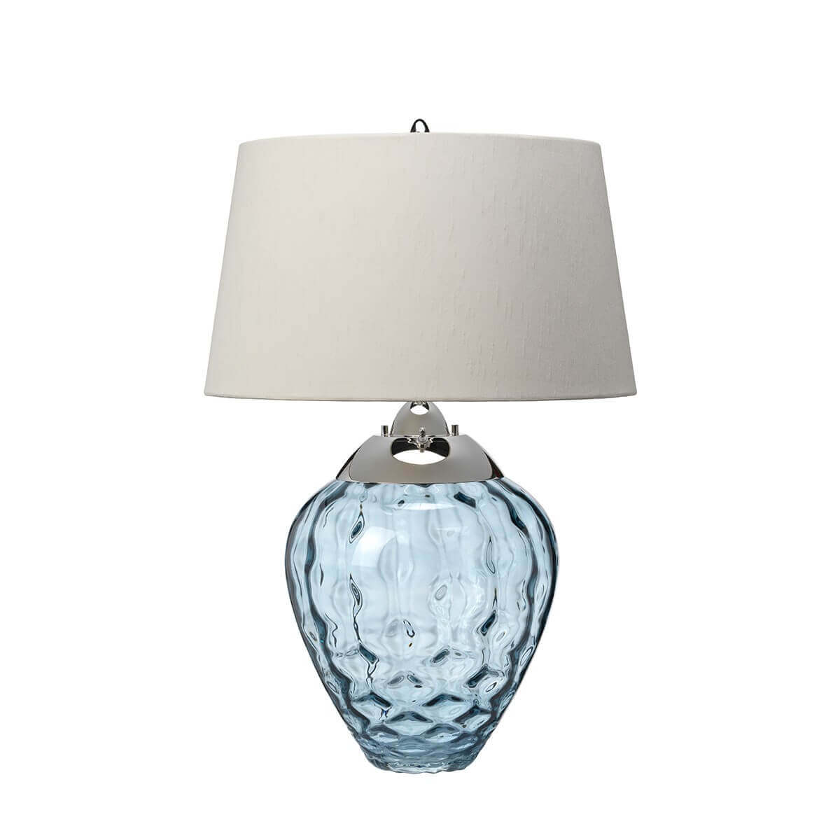 Vue de trois quarts du luminaire, socle en verre bleu et garniture nickel poli
