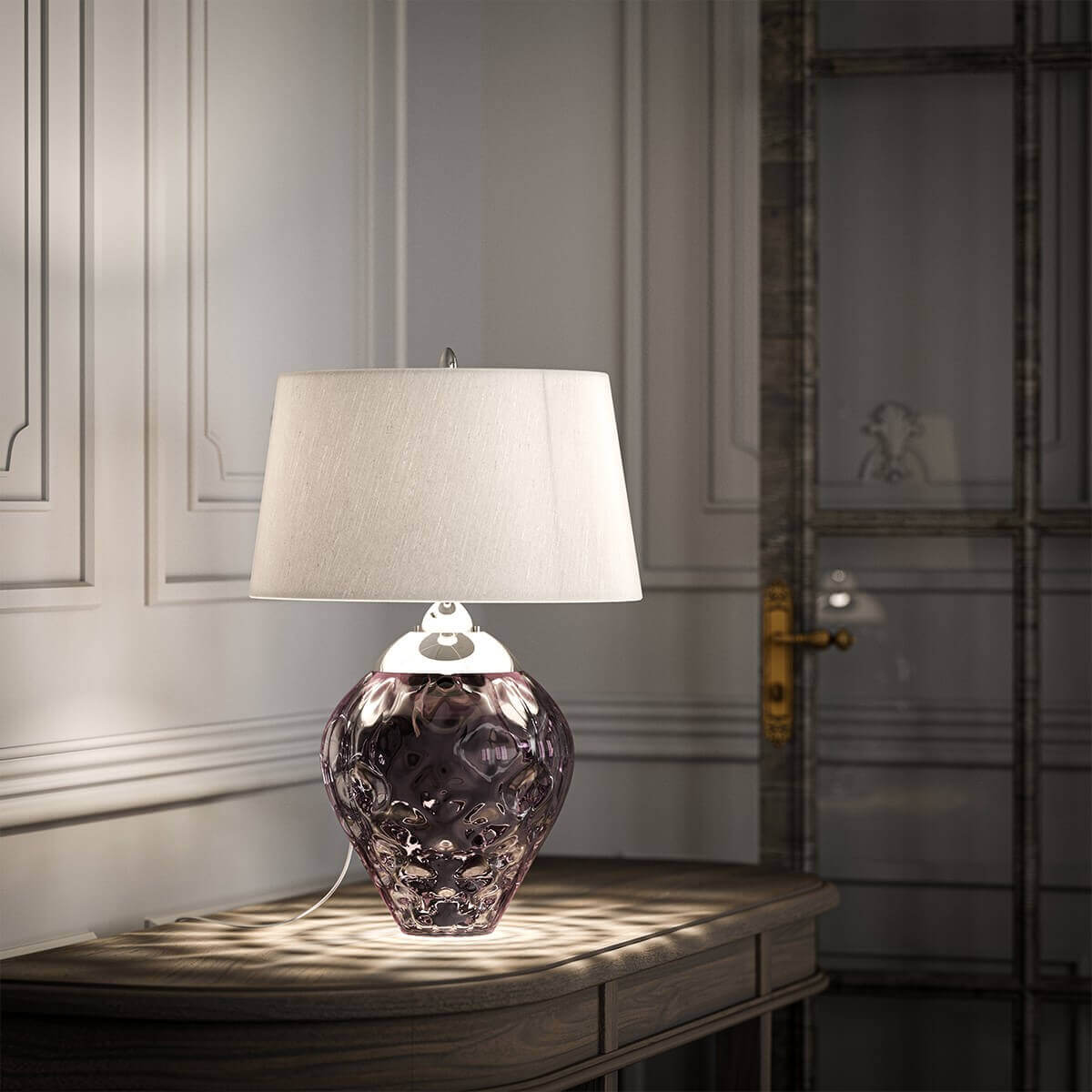 Mise en ambiance, lampe posée sur un meuble en bois dans un intérieur classique