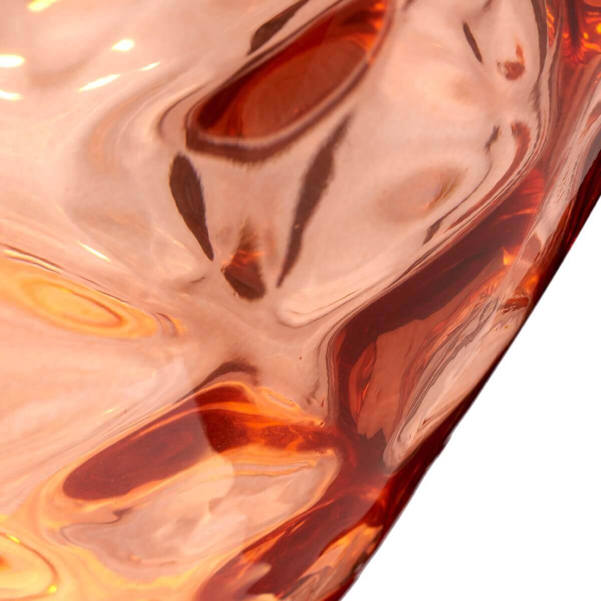 Gros plan sur la finition du verre rosé et ses reliefs martelés