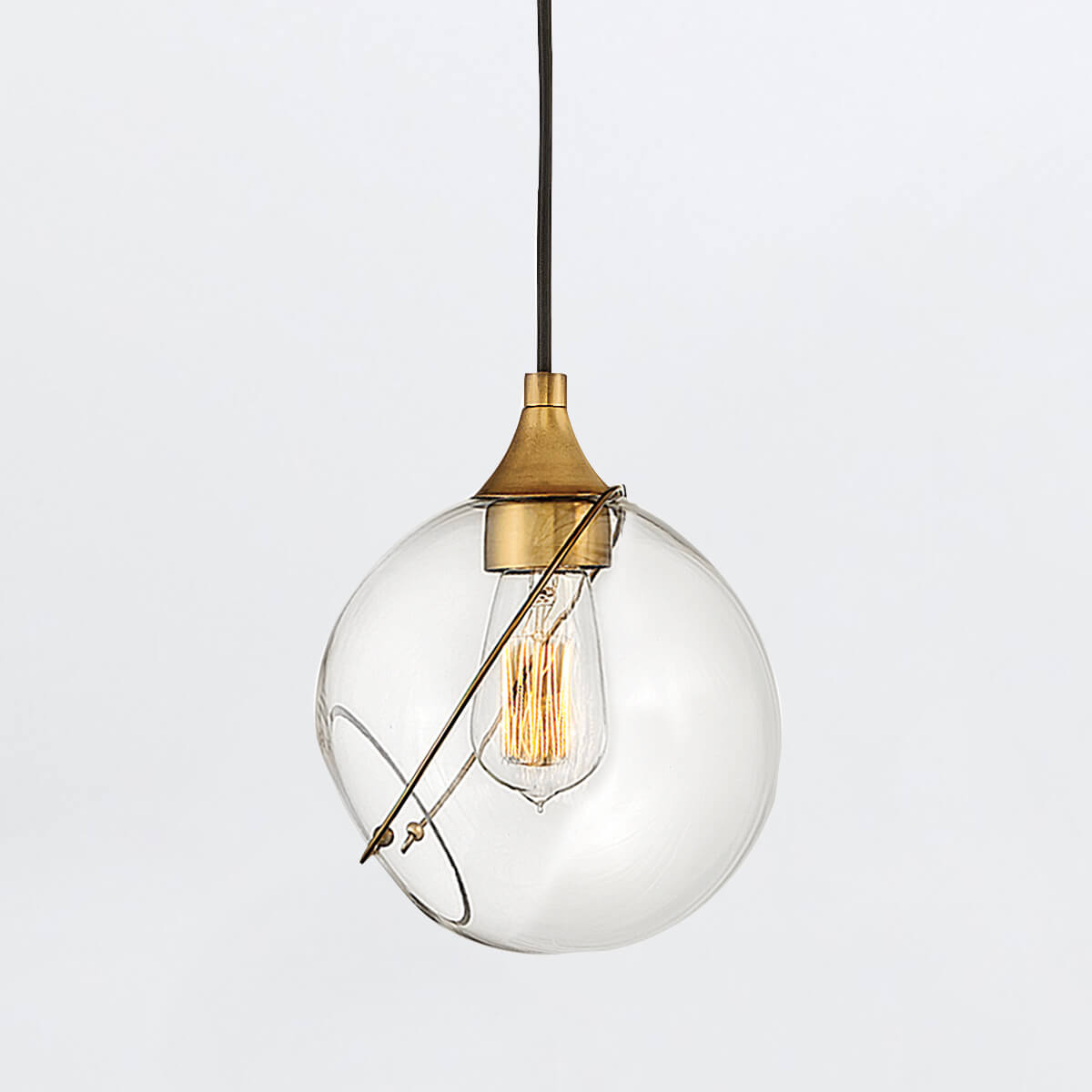 Gros plan sur le globe en verre, douille laiton et ampoule à filament.