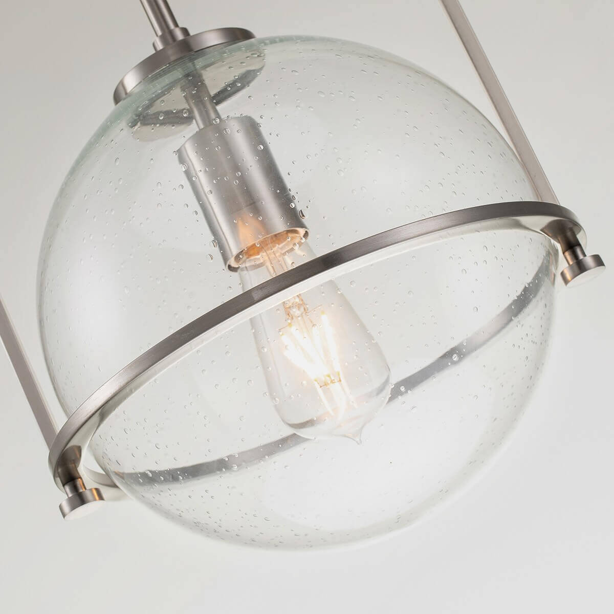 Gros plan du globe en verre bullé éclairé par une ampoule à filament