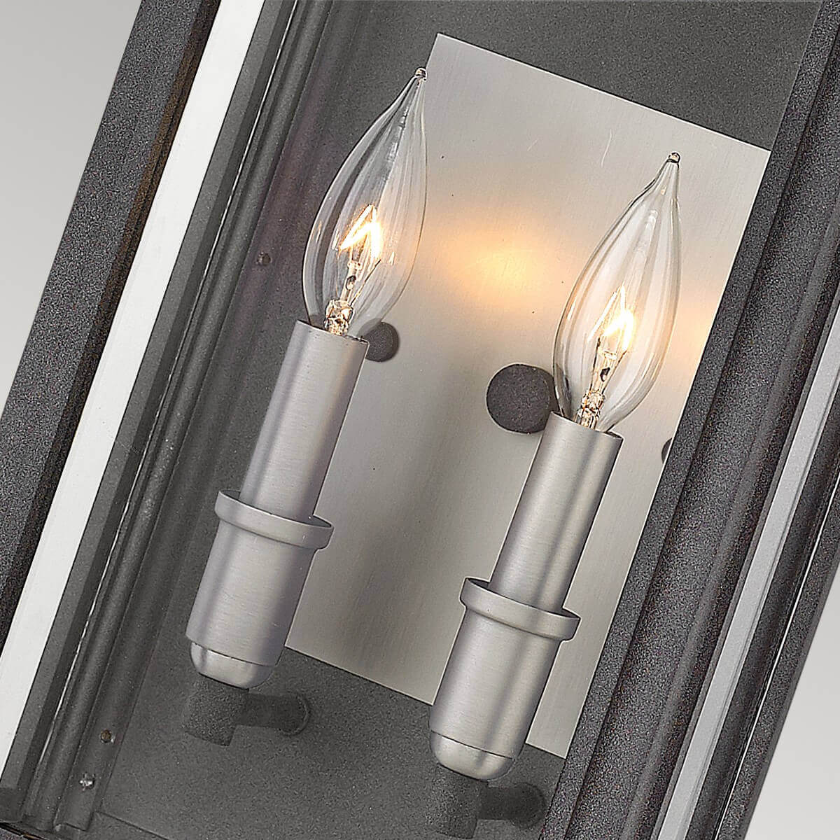 Détail rapproché des douilles nickel et ampoules flammes allumées